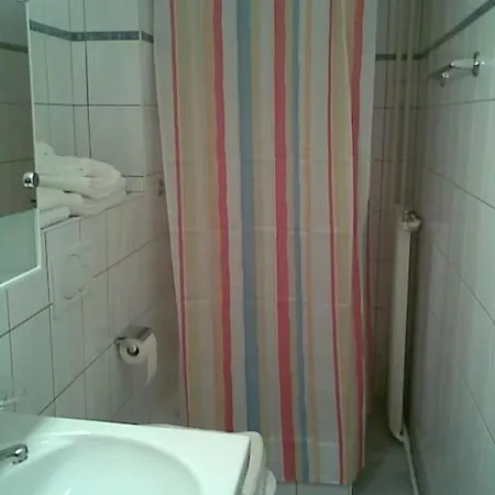 8 Minutes Walking From Train Station Apartment *