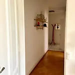 8 Minutes Walking From Train Station Apartamento